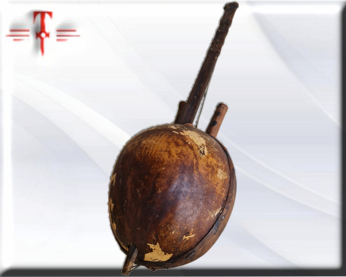 Afrikanische handgefertigte Gitarre – Kora. Afrikanische Musikinstrumente aus Holz: Trommeln, Maracas oder Kashakas und Gonkoque
