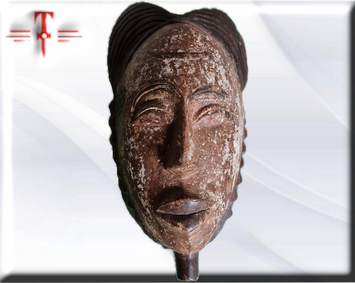 Ethnische Maske der Chokwe (afrikanische Kunst aus dem Kongo) Ethnische Maske der Chokwe (afrikanische Kunst aus dem Kongo)