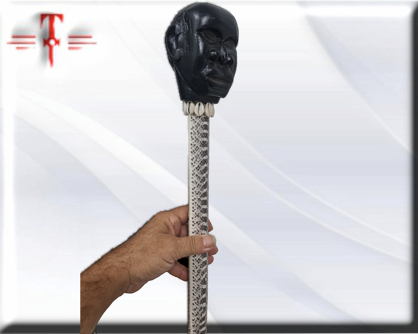 Eggun trägt einen mit Schlangenhaut bedeckten Stab, Santeria, Palo Mayombe, Voodoo