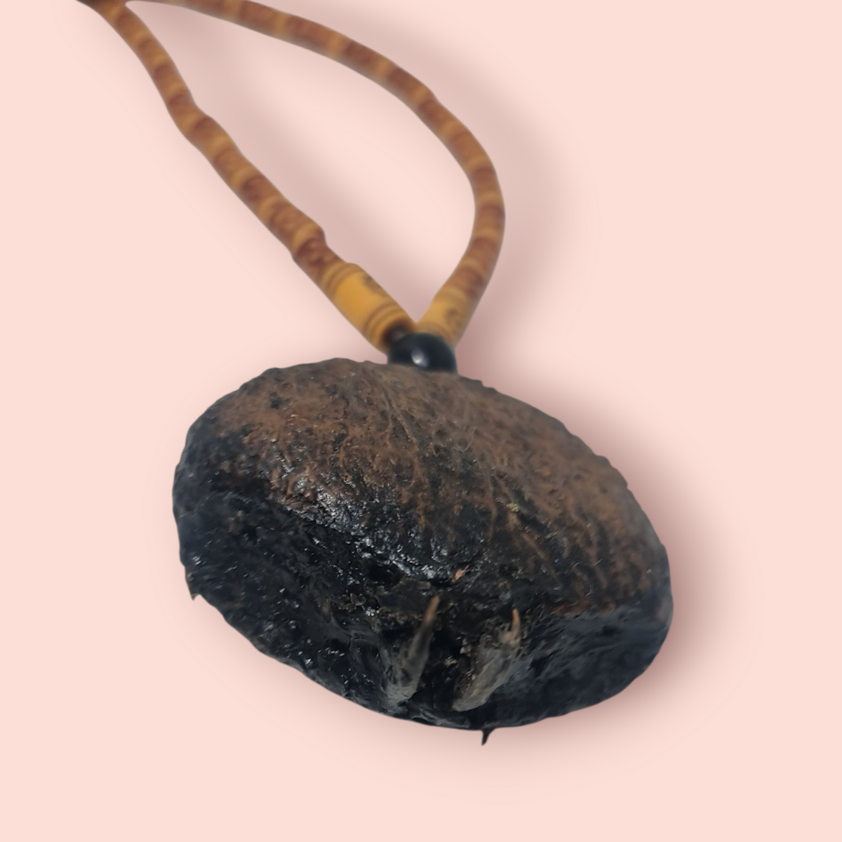 Glückslederanhänger, Original aus Benin, Amulett