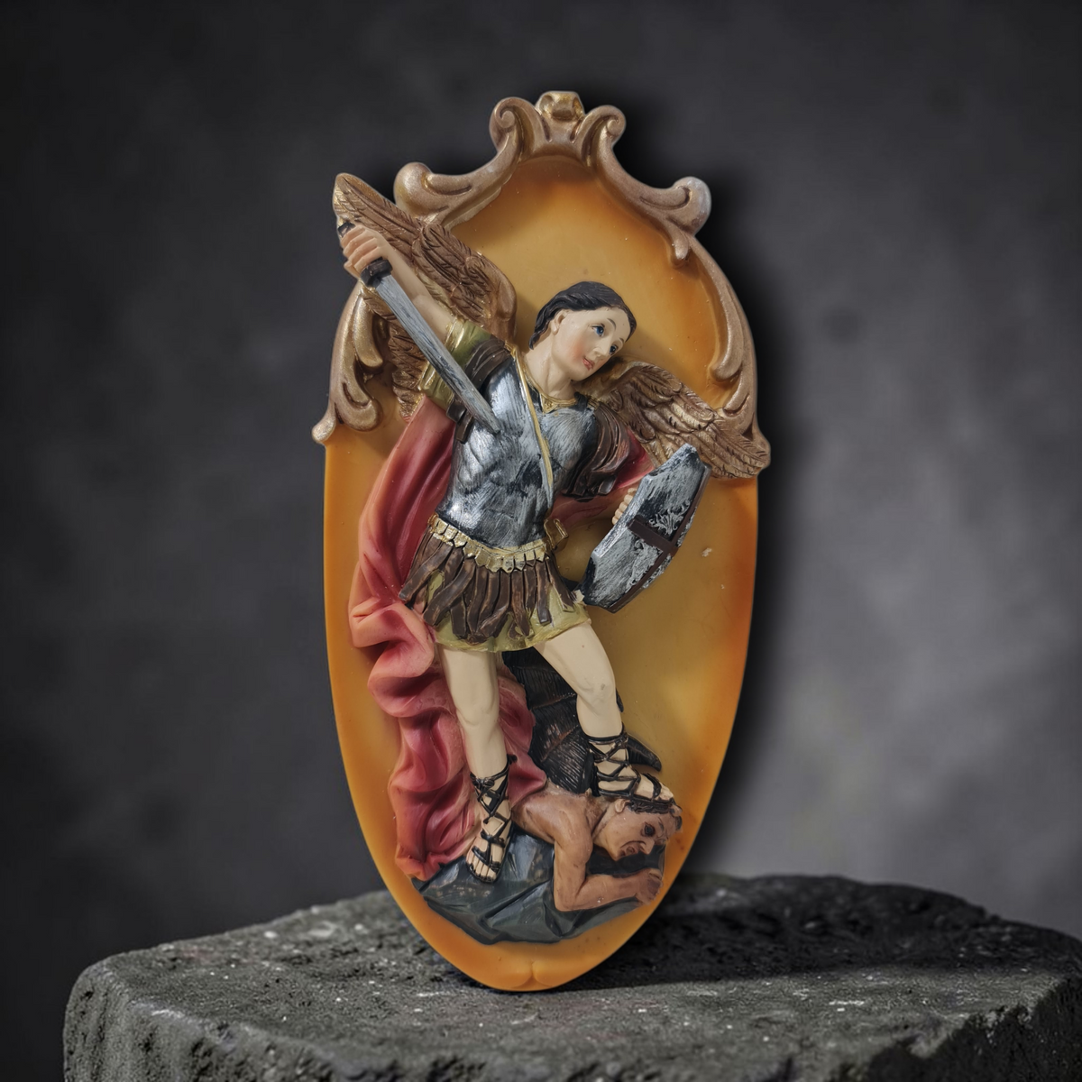 Cuadro ovalado San Miguel Arcángel en Resina , Santos y Vírgenes católicos , productos Religiosos