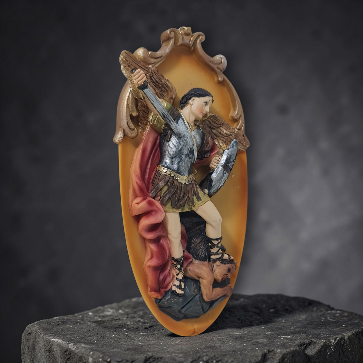 Cuadro ovalado San Miguel Arcángel en Resina , Santos y Vírgenes católicos , productos Religiosos