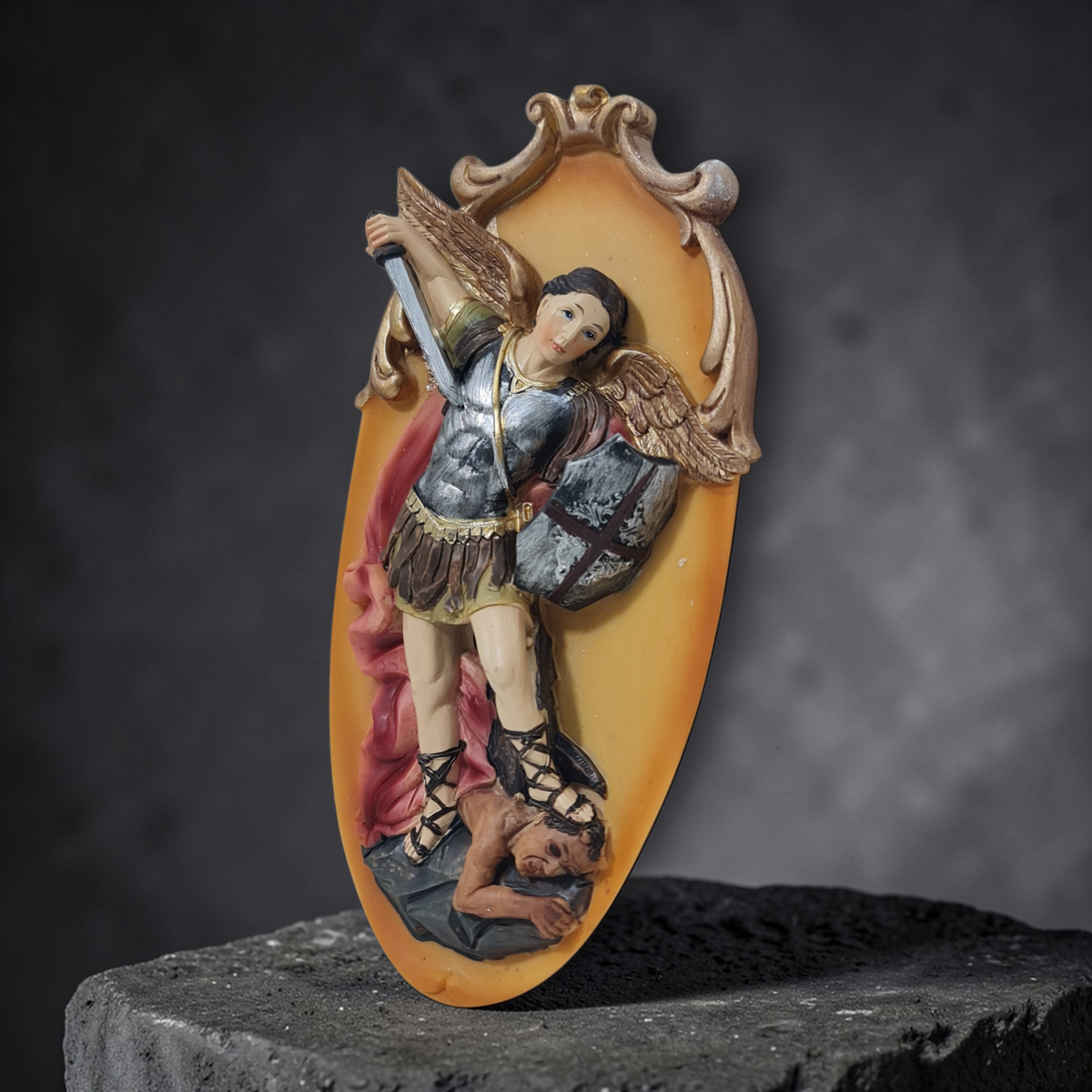 Cuadro ovalado San Miguel Arcángel en Resina , Santos y Vírgenes católicos , productos Religiosos