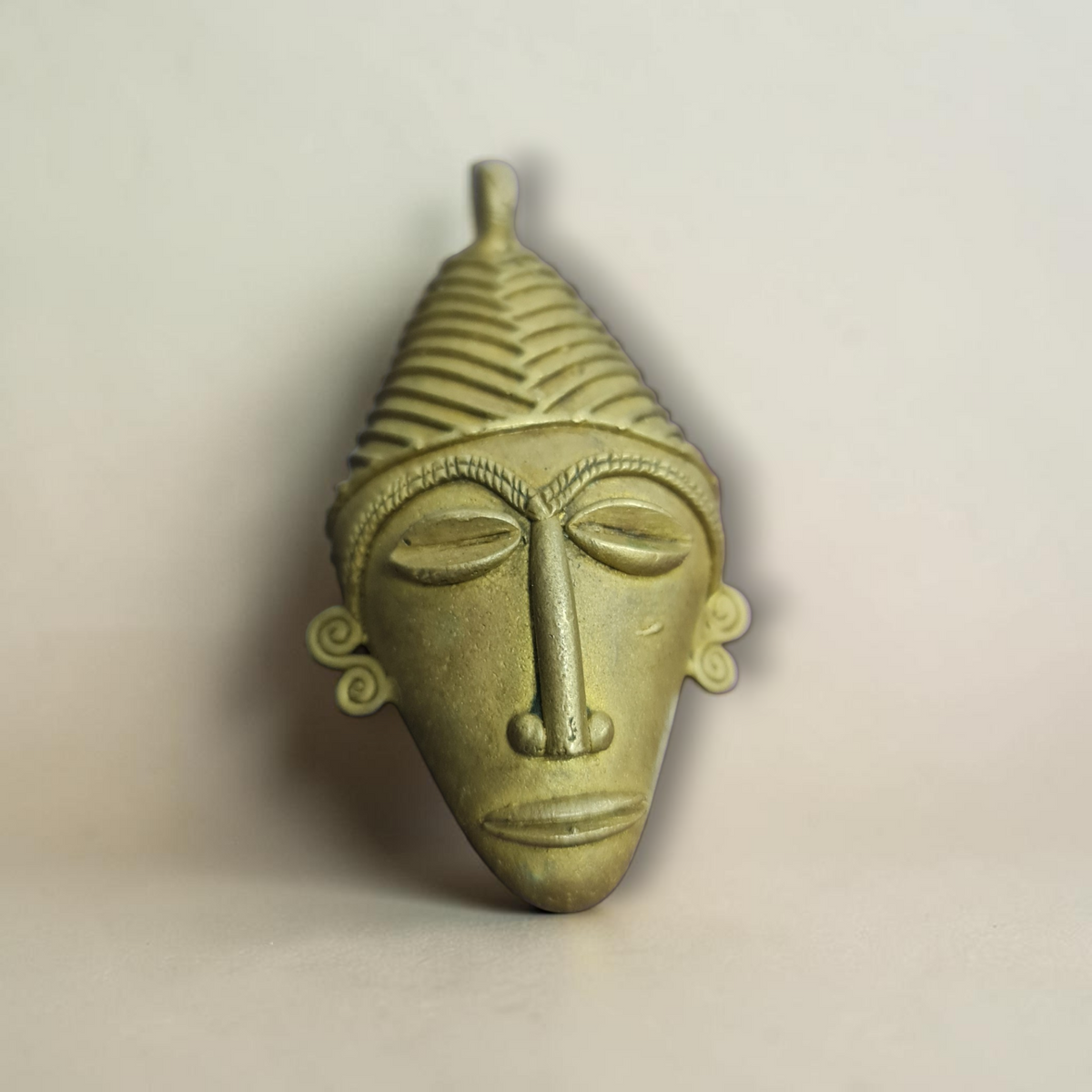 Mascara africana de bronce
