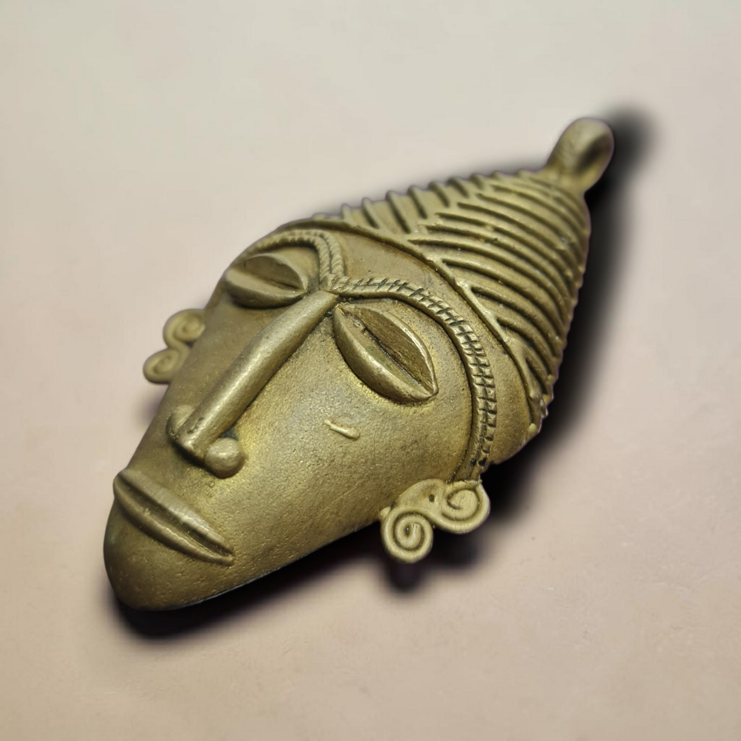 Mascara africana de bronce