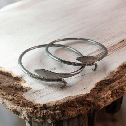 Afrikanische Armbinde für Schutzzeremonie