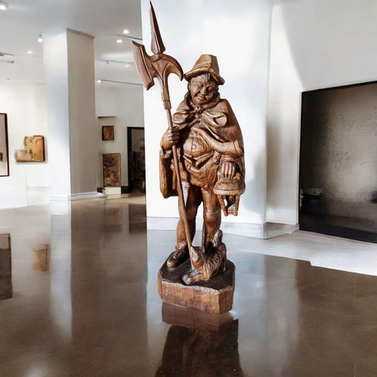 Statue des alten Nachtwächters, aus edlem Holz geschnitzt
