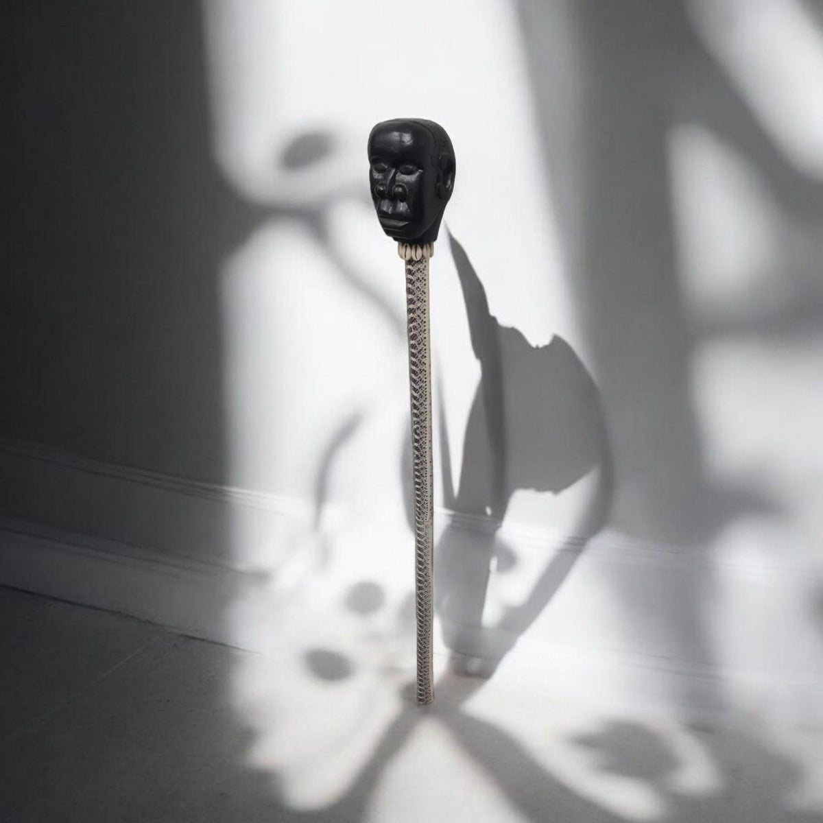 Eggun trägt einen mit Schlangenhaut bedeckten Stab, Santeria, Palo Mayombe, Voodoo
