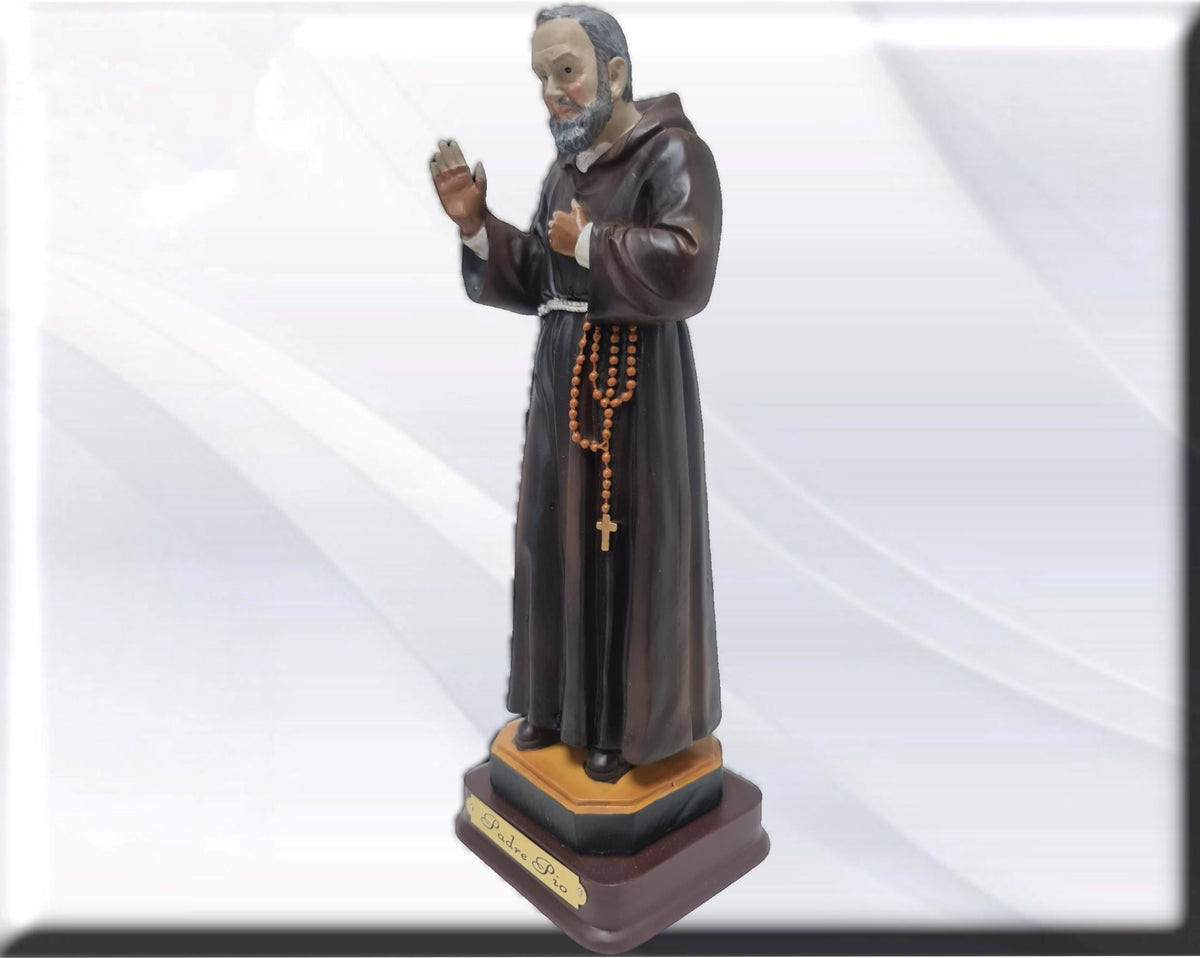Statue von Pater Pio, katholischen Jungfrauen und Heiligen