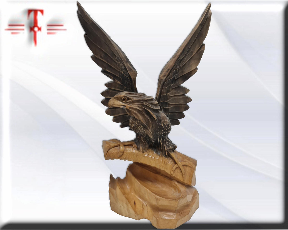 Aguila en rama , tallado a mano