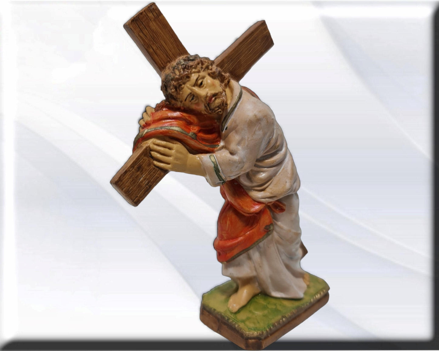 Cristo con la cruz. Santos y vírgenes católicos, productos religiosos