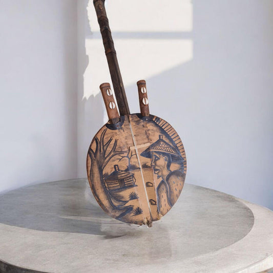 Afrikanische handgefertigte Gitarre – Kora. Afrikanische Musikinstrumente aus Holz: Trommeln, Maracas oder Kashakas und Gonkoque