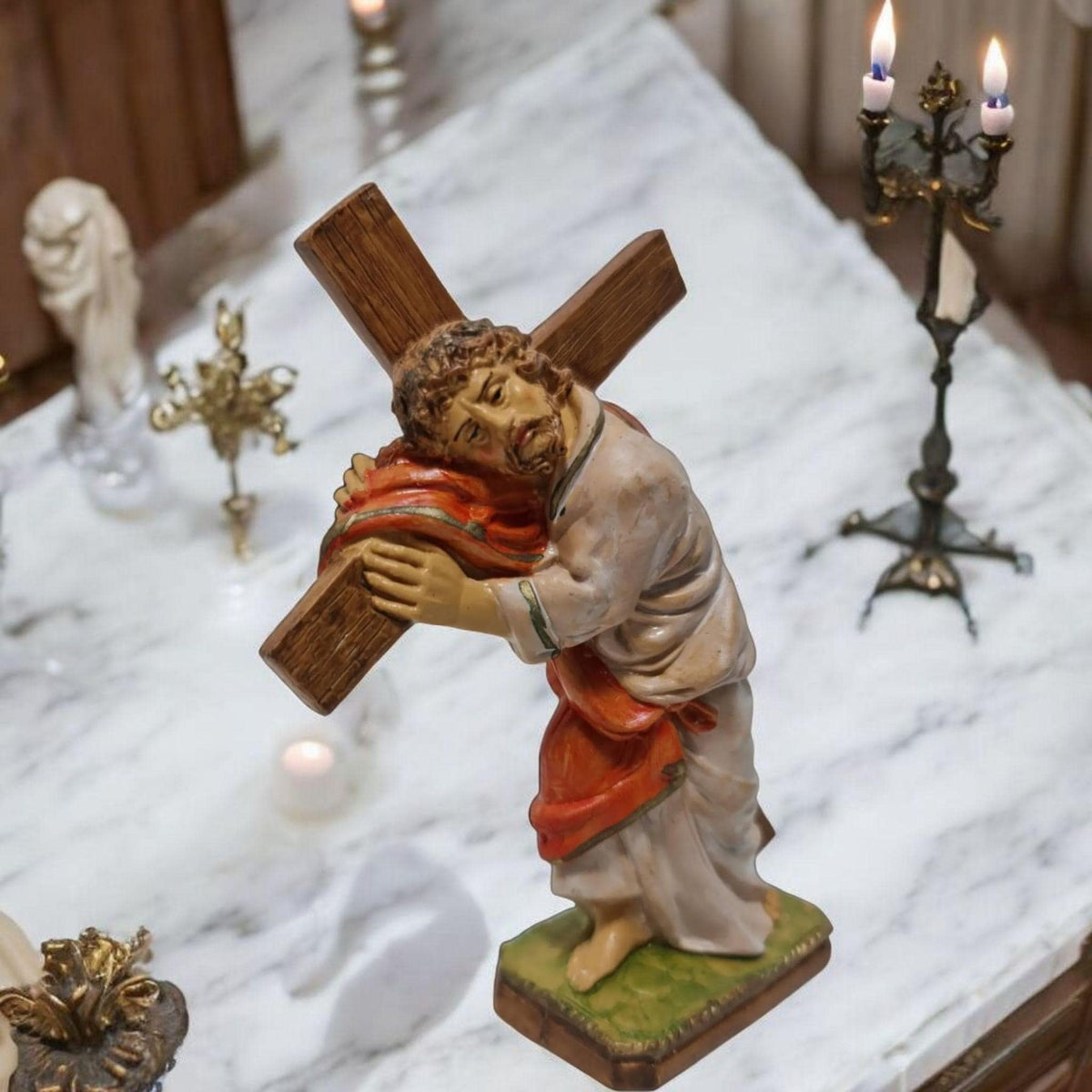 Cristo con la cruz. Santos y vírgenes católicos, productos religiosos