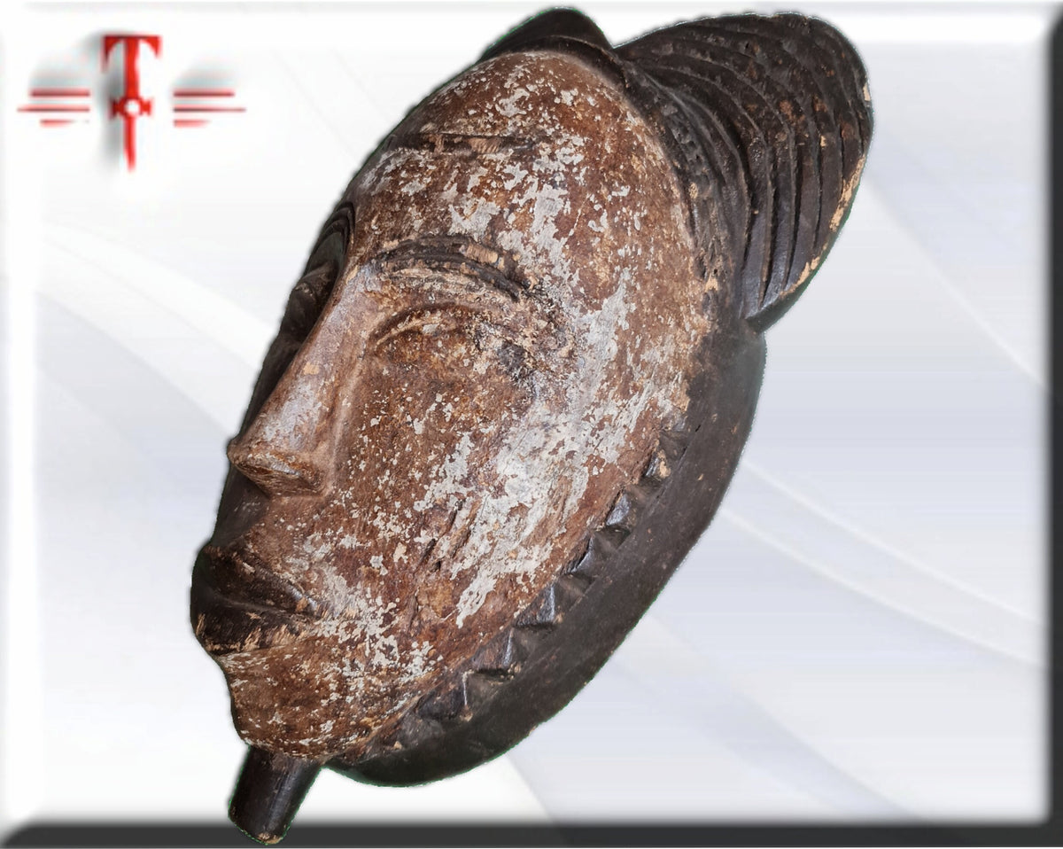 Ethnische Maske der Chokwe (afrikanische Kunst aus dem Kongo) Ethnische Maske der Chokwe (afrikanische Kunst aus dem Kongo)